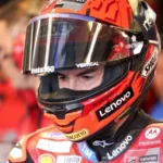 Marc Marquez mengenakan helm Ducati di paddock MotoGP jelang persiapan balapan.