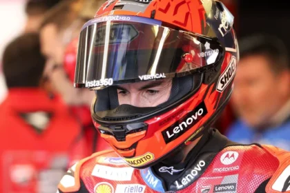 Marc Marquez mengenakan helm Ducati di paddock MotoGP jelang persiapan balapan.