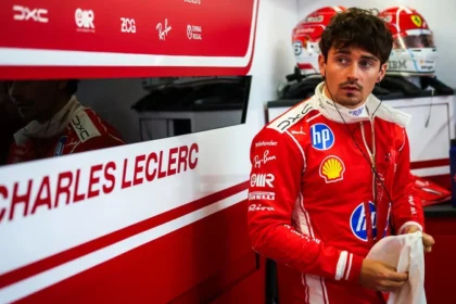Charles Leclerc di garasi Ferrari setelah memperpanjang kontrak F1