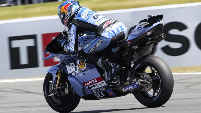 Alex Marquez mengalami crash pada sesi Practice MotoGP Belanda 2026 di Sirkuit Assen