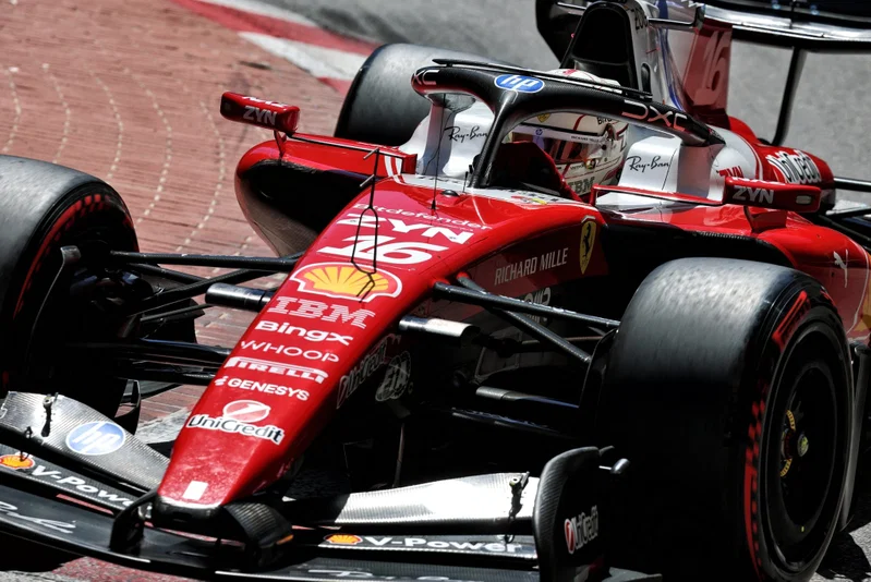 Charles Leclerc mengendarai Ferrari pada F1 GP Monako