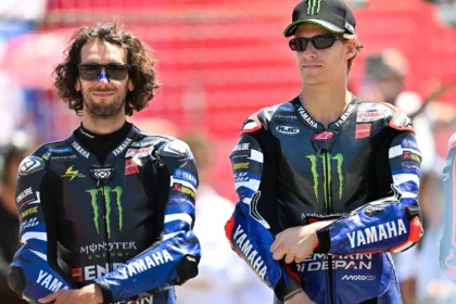 Fabio Quartararo dan Alex Rins mengenakan racing suit Monster Energy Yamaha MotoGP