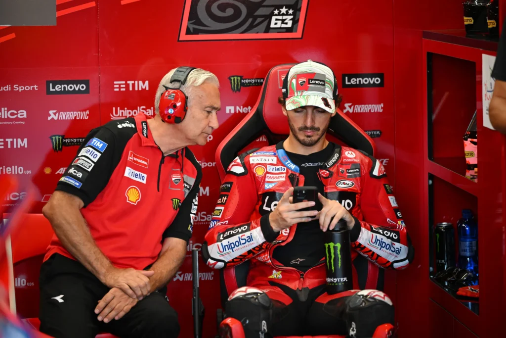Pembalap MotoGP Francesco Pecco Bagnaia duduk di garasi tim factory Ducati bersama kru teknis Davide Tardozzi sebelum turun ke lintasan.