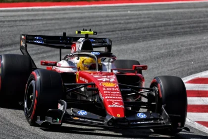 Lewis Hamilton mengendarai mobil Ferrari di GP Barcelona Formula 1