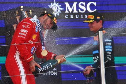 Lewis Hamilton merayakan kemenangan perdana bersama Ferrari di podium F1 GP Barcelona 2026 bersama Lando Norris