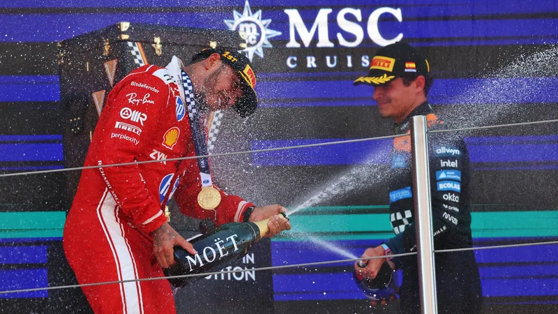 Lewis Hamilton merayakan kemenangan perdana bersama Ferrari di podium F1 GP Barcelona 2026 bersama Lando Norris