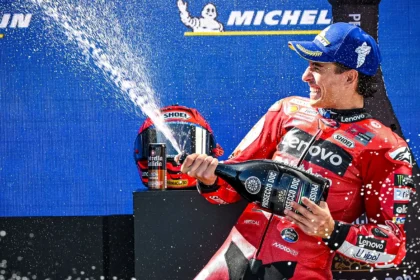 Marc Marquez merayakan podium bersama Ducati Lenovo jelang MotoGP Ceko 2026