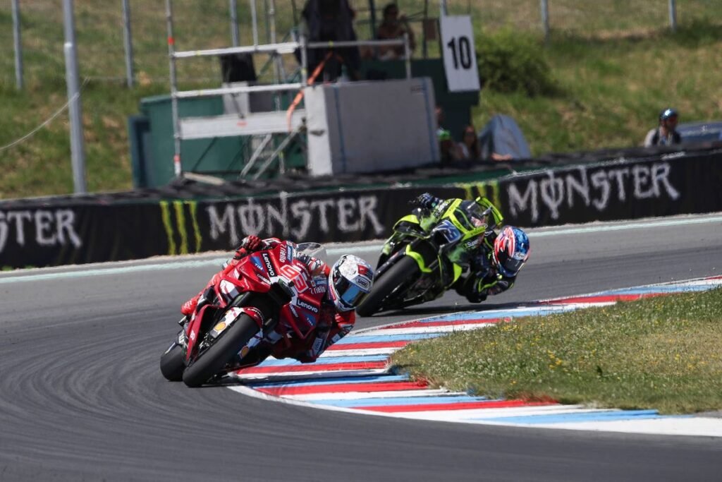 Marc Marquez memimpin Ai Ogura dalam balapan MotoGP Ceko 2026 di Sirkuit Brno