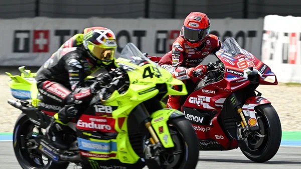 Marc Marquez bertarung dengan Fabio Di Giannantonio di MotoGP Belanda 2026
