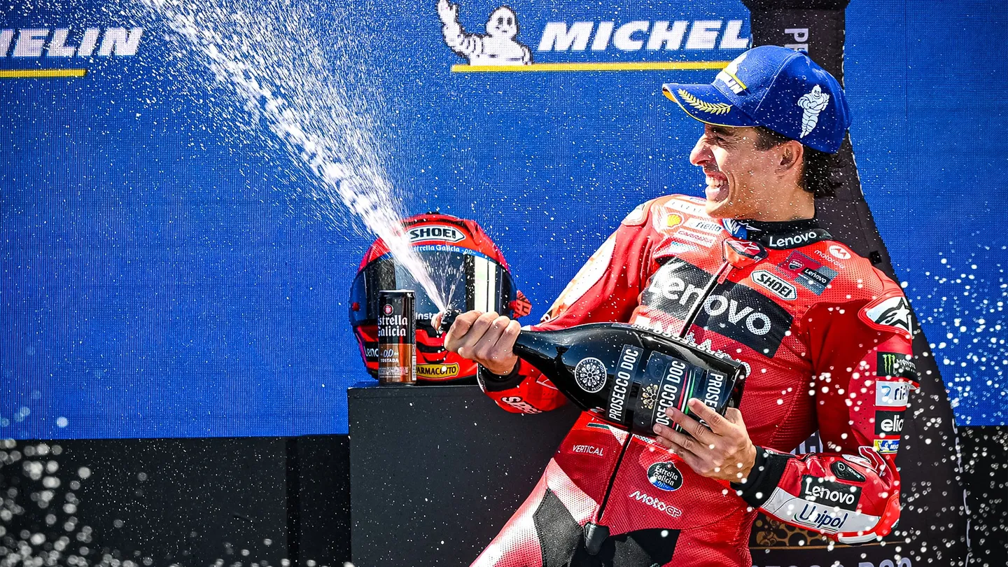 Marc Marquez merayakan podium bersama Ducati Lenovo jelang MotoGP Ceko 2026