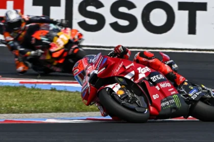 Marc Marquez memimpin di depan Pedro Acosta pada Sprint Race MotoGP Hungaria 2026