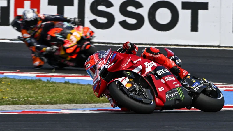 Marc Marquez memimpin di depan Pedro Acosta pada Sprint Race MotoGP Hungaria 2026