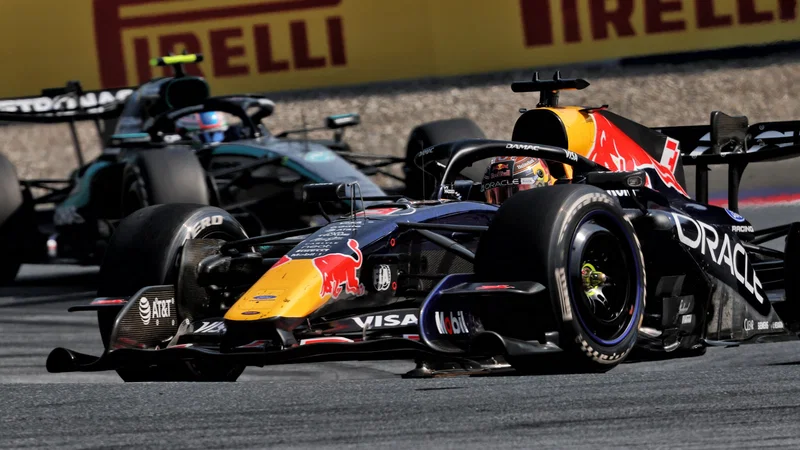 Max Verstappen memimpin di depan Kimi Antonelli pada F1 GP Austria 2026