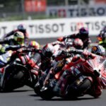 Para pembalap MotoGP melaju dalam balapan dengan Ducati memimpin rombongan