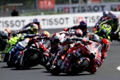 Para pembalap MotoGP melaju dalam balapan dengan Ducati memimpin rombongan