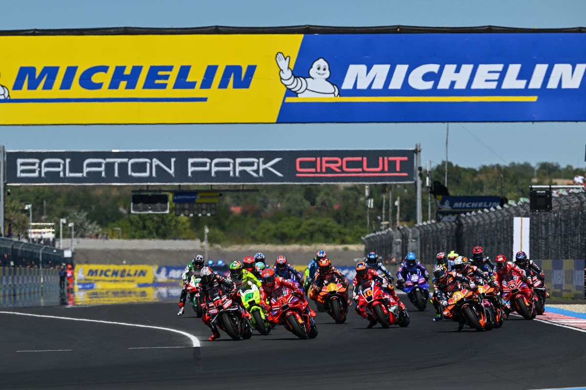 Rombongan pembalap MotoGP melaju di Sirkuit Balaton Park pada MotoGP Hungaria dengan papan Michelin di atas lintasan.