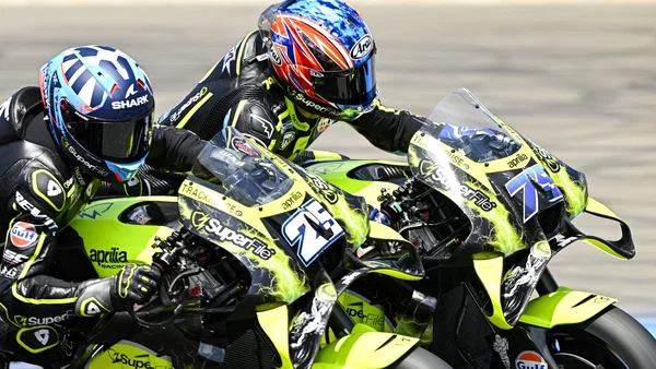 Ai Ogura dan Raul Fernandez memimpin balapan MotoGP Belanda 2026 di Assen