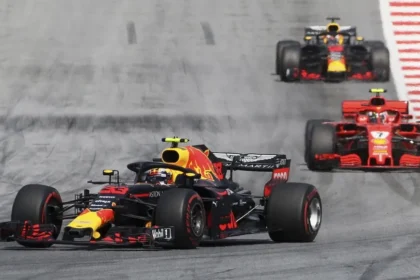 Mobil Red Bull Racing dan Ferrari melaju di Red Bull Ring pada balapan Formula 1 GP Austria