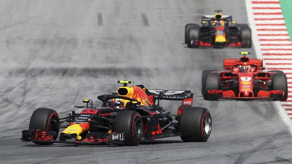 Mobil Red Bull Racing dan Ferrari melaju di Red Bull Ring pada balapan Formula 1 GP Austria