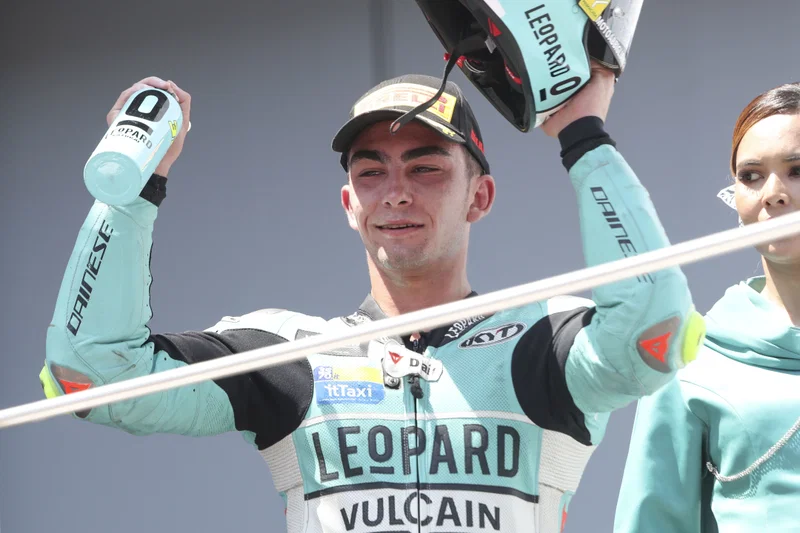 Adrian Fernandez pembalap Leopard Racing Moto3 merayakan hasil balapan