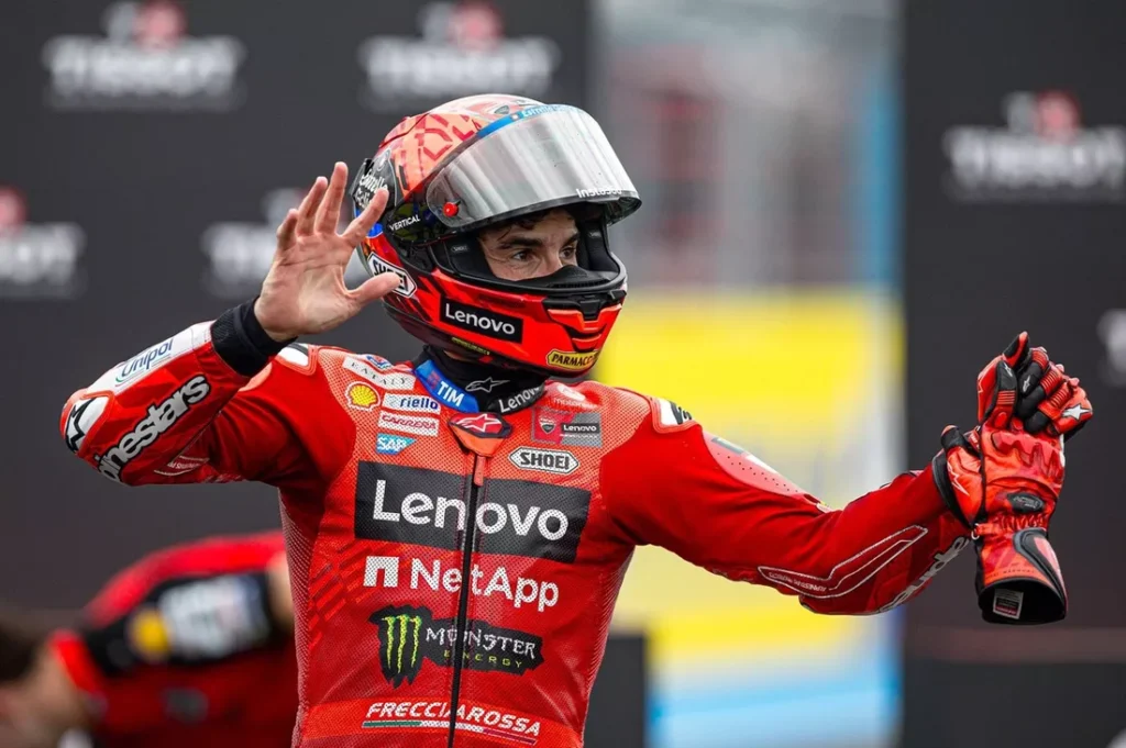 Marc Marquez memakai racing suit Ducati Lenovo setelah sesi MotoGP