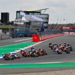 Start balapan MotoGP di Sirkuit Assen Belanda dengan para pembalap memasuki tikungan pertama