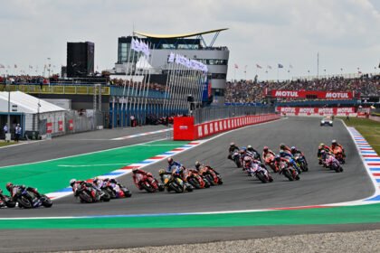 Start balapan MotoGP di Sirkuit Assen Belanda dengan para pembalap memasuki tikungan pertama