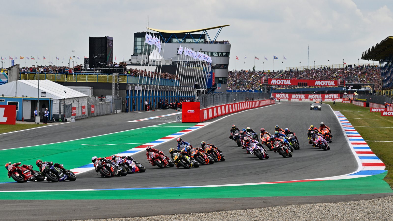 Start balapan MotoGP di Sirkuit Assen Belanda dengan para pembalap memasuki tikungan pertama