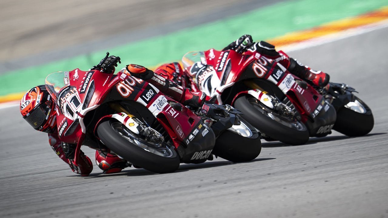 Nicolo Bulega dan Iker Lecuona berduel di WSBK Misano