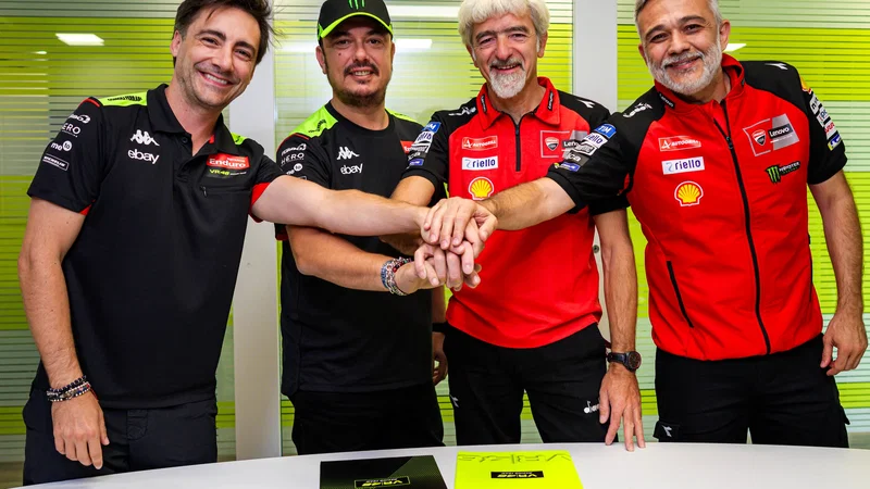 Perwakilan Ducati Factory Team dan Pertamina Enduro VR46 Racing Team berjabat tangan dalam kerja sama tim pabrikan dan tim satelit MotoGP.