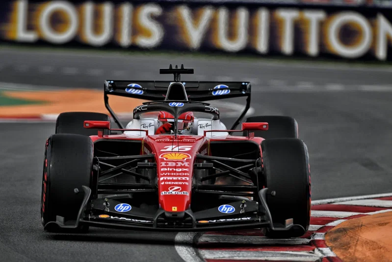 Charles Leclerc mengendarai mobil Ferrari Formula 1 di lintasan