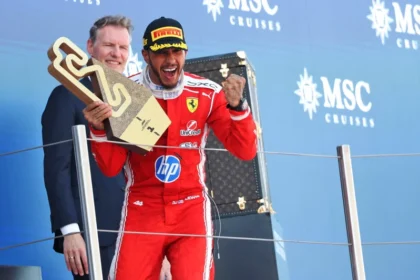 Lewis Hamilton merayakan kemenangan bersama Ferrari di podium GP Barcelona