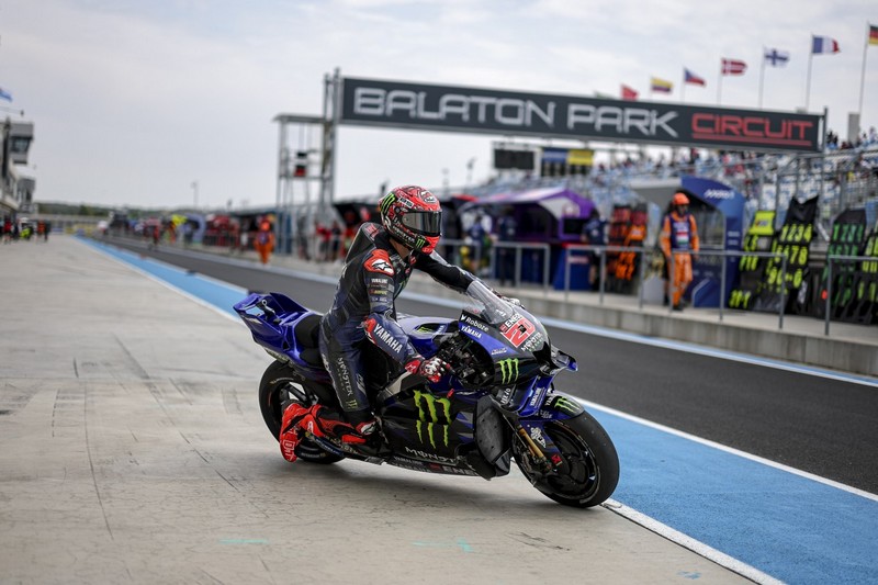 Fabio Quartararo mengendarai Yamaha M1 di pit lane Sirkuit Balaton Park