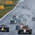 Mobil Formula 1 melaju di lintasan basah Silverstone saat F1 GP Inggris