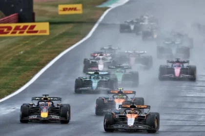 Mobil Formula 1 melaju di lintasan basah Silverstone saat F1 GP Inggris