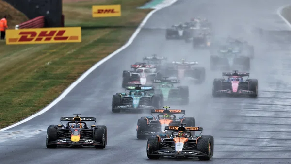 Mobil Formula 1 melaju di lintasan basah Silverstone saat F1 GP Inggris