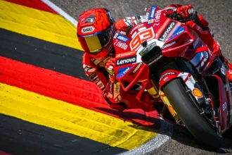 Marc Marquez memacu Ducati Lenovo saat meraih pole position pada sesi Kualifikasi MotoGP Jerman 2026 di Sirkuit Sachsenring.