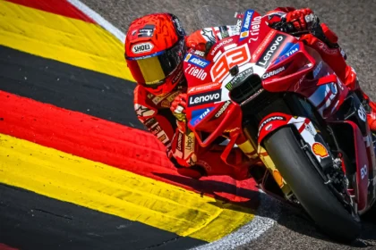 Marc Marquez memacu Ducati Lenovo saat meraih pole position pada sesi Kualifikasi MotoGP Jerman 2026 di Sirkuit Sachsenring.