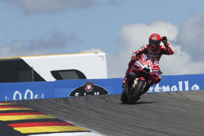 Marc Marquez merayakan kemenangan Sprint Race MotoGP Jerman 2026 di Sirkuit Sachsenring bersama Ducati Lenovo.