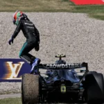 Pembalap Mercedes meninggalkan mobil setelah mengalami masalah teknis pada balapan F1 2026