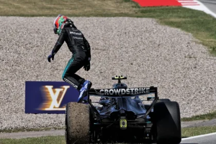 Pembalap Mercedes meninggalkan mobil setelah mengalami masalah teknis pada balapan F1 2026