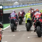 Pembalap keluar dari pit lane di tengah pembahasan aturan satu motor MotoGP 2027