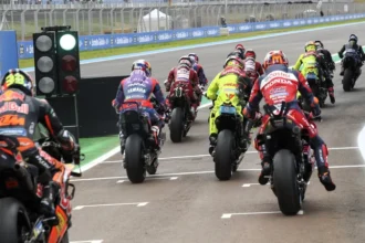 Pembalap keluar dari pit lane di tengah pembahasan aturan satu motor MotoGP 2027