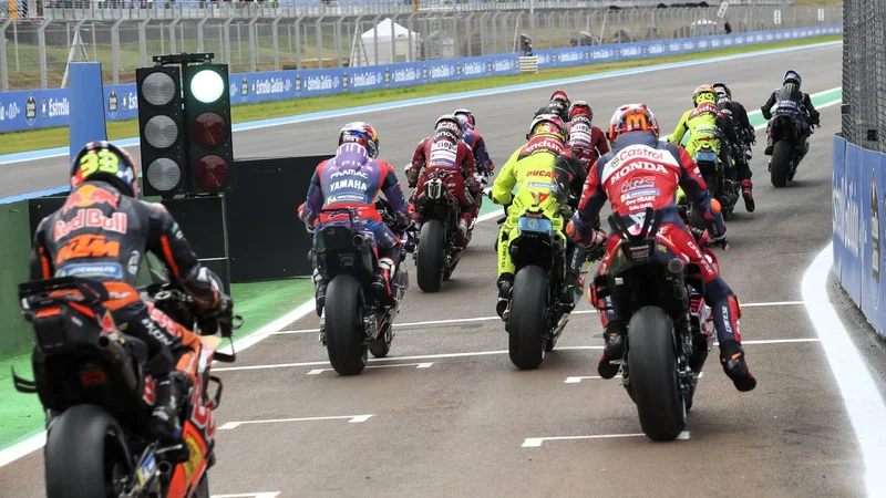 Pembalap keluar dari pit lane di tengah pembahasan aturan satu motor MotoGP 2027