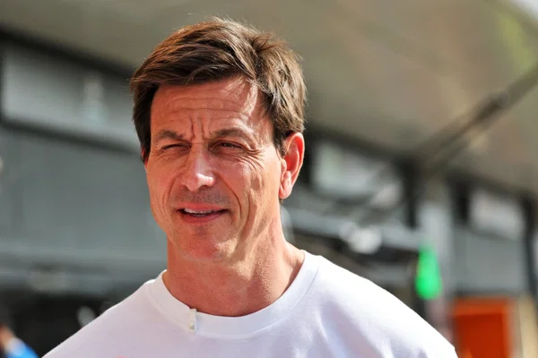 Bos tim Mercedes F1 berbicara kepada media di paddock Formula 1