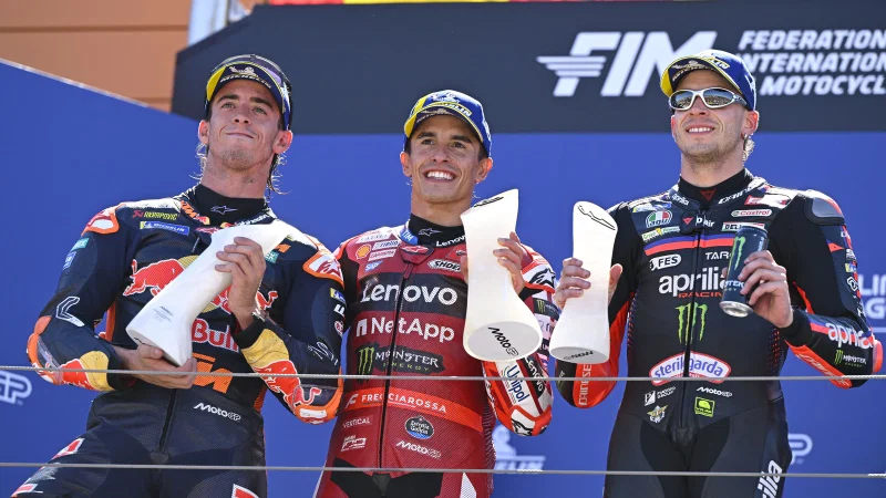 Pedro Acosta, Marc Marquez, dan Marco Bezzecchi di podium MotoGP Aragon 2026.