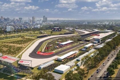 Tampilan udara Sirkuit Adelaide MotoGP 2027 dengan lintasan lurus, tikungan, dan area run-off.
