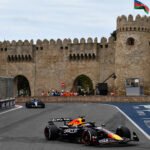 Mobil Red Bull melintasi kawasan Kota Tua Baku pada F1 GP Azerbaijan 2025