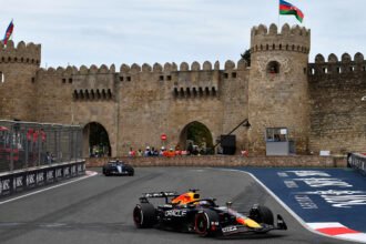Mobil Red Bull melintasi kawasan Kota Tua Baku pada F1 GP Azerbaijan 2025