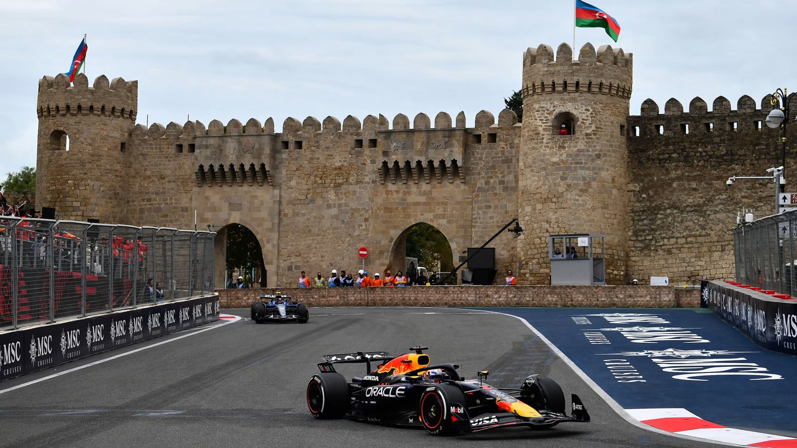 Mobil Red Bull melintasi kawasan Kota Tua Baku pada F1 GP Azerbaijan 2025